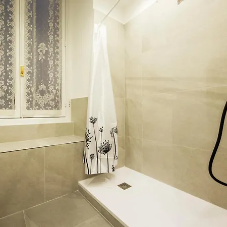 Joivy Spacious 5-bedroom Flat With Balcony In Apartman *