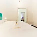 Joivy Spacious 5-bedroom Flat With Balcony In Апартаменты Генуя