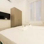 Joivy Spacious 5-bedroom Flat With Balcony In Génova