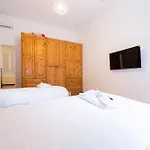 Апартаменты Joivy Spacious 5-bedroom Flat With Balcony In Генуя