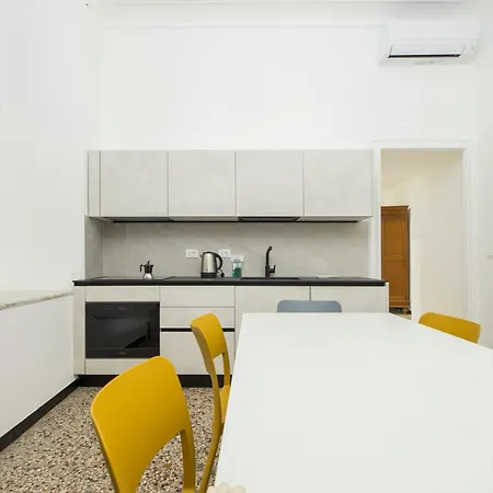 Joivy Spacious 5-bedroom Flat With Balcony In Genova