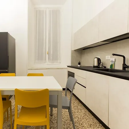 Joivy Spacious 5-bedroom Flat With Balcony In Genova