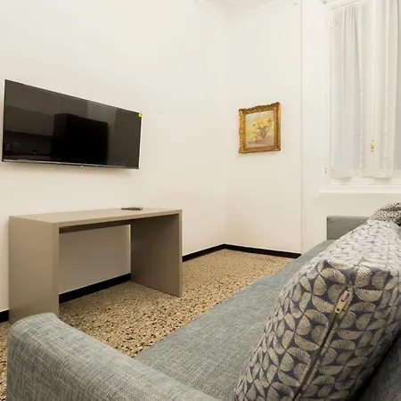 Joivy Spacious 5-bedroom Flat With Balcony In * Genova
