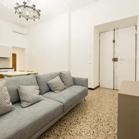 Joivy Spacious 5-bedroom Flat With Balcony In Genova