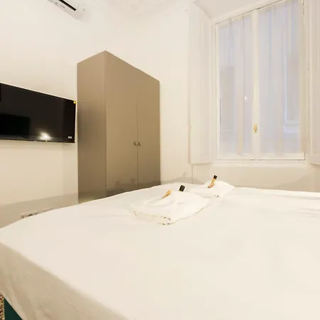 Joivy Spacious 5-bedroom Flat With Balcony In Genova