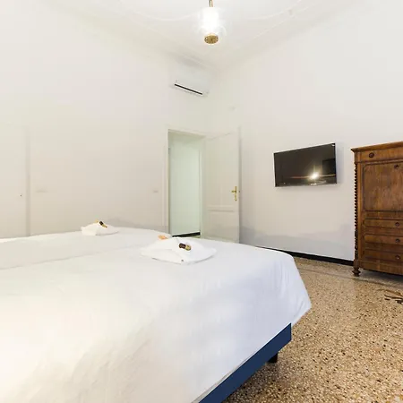 Joivy Spacious 5-bedroom Flat With Balcony In *