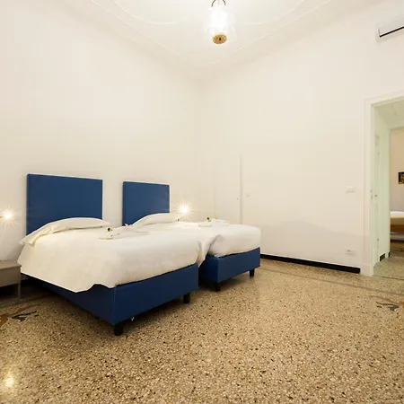 Joivy Spacious 5-bedroom Flat With Balcony In شقة جنوة