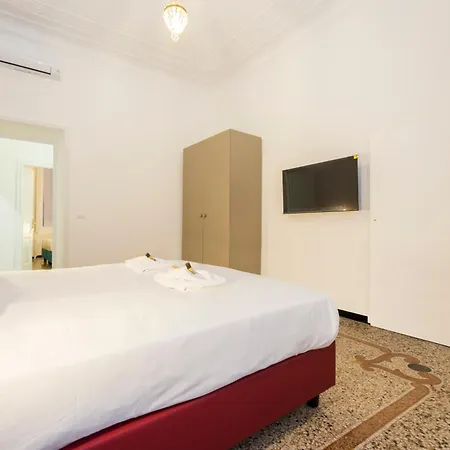 Joivy Spacious 5-bedroom Flat With Balcony In Genova