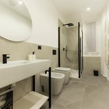 Joivy Spacious 5-bedroom Flat With Balcony In Appartamento Genova