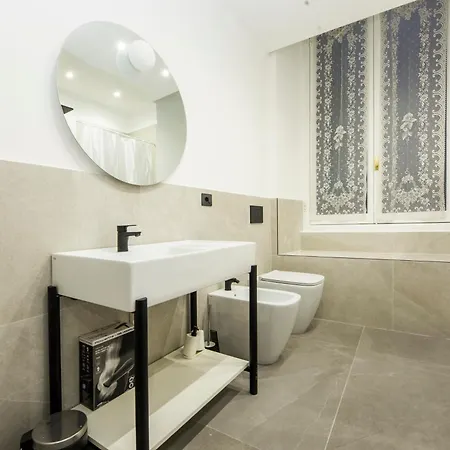 Joivy Spacious 5-bedroom Flat With Balcony In Appartamento Genova