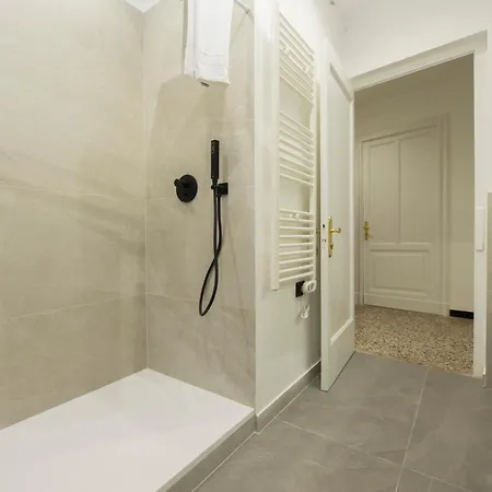 Joivy Spacious 5-bedroom Flat With Balcony In Appartamento *