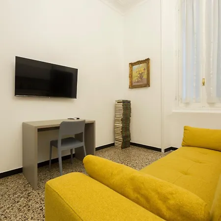 Joivy Spacious 5-bedroom Flat With Balcony In