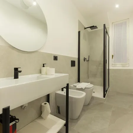 Joivy Spacious 5-bedroom Flat With Balcony In Appartamento Genova