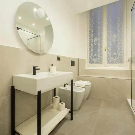 Joivy Spacious 5-bedroom Flat With Balcony In Genova