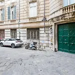 Joivy Spacious 5-bedroom Flat With Balcony In
