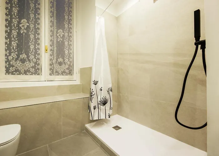 Joivy Spacious 5-bedroom Flat With Balcony In Apartment *