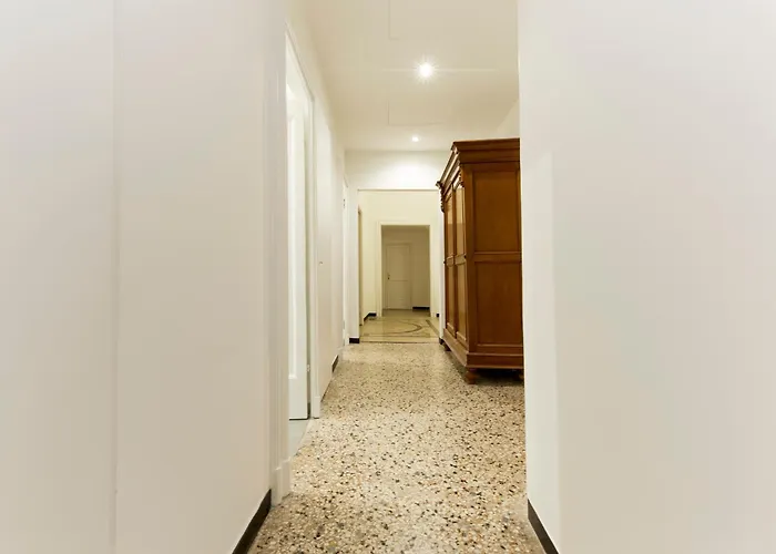 Joivy Spacious 5-bedroom Flat With Balcony In Apartment *